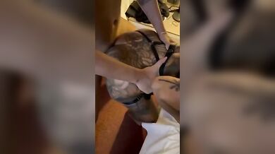 DEBORA BRASIL GEMENDO ALTO LEVANDO PICA DE QUATRO ATÉ TREME A CAMA - Screenshot 2