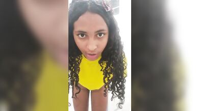 Moreninha sem calcinha rebolando na live - Screenshot 4