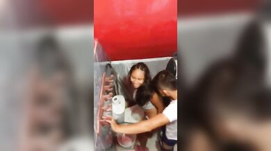 Metendo a pica na novinha no banheiro da balada - Screenshot 3