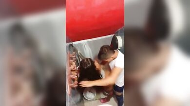 Metendo a pica na novinha no banheiro da balada - Screenshot 5