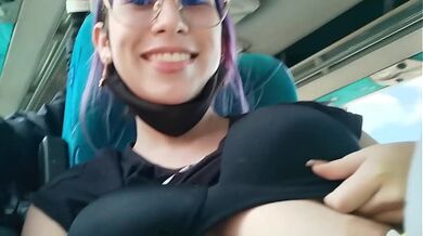 Boquete e foda com creampie no ônibus público video real hd - Screenshot 1