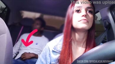 Motorista de app pega passageiro se punhetando no banco de trás