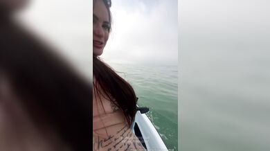 Anny Alves andando de jet ski e ganhando linguada na xota