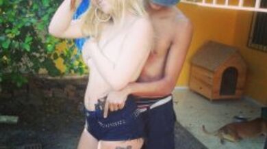 gravou comendo loira safada no banheiro