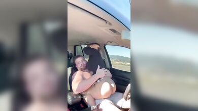 Mini Gabys transando no carro