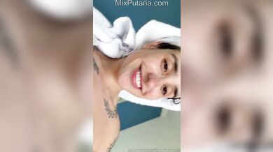 famosinha pelada de quatro mostrando a buceta e o cu