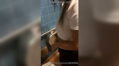 Branquinha do onlyfans dando a buceta para negão no banheiro púbico