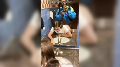 Branquinha do onlyfans dando a buceta para negão no banheiro púbico