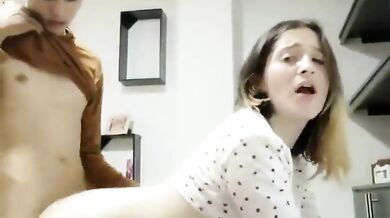 socando forte na buceta da prima gostosa na pia da cozinha