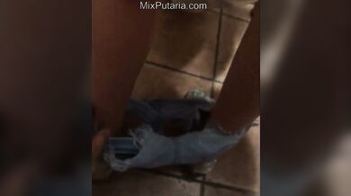 Fodendo garota no banheiro do bar