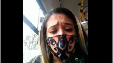 Loira brasileira tocando siririca dentro do ônibus publico