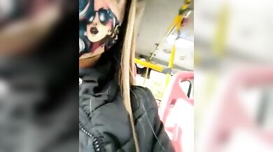 Loira brasileira tocando siririca dentro do ônibus publico