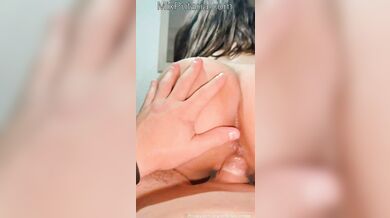 Stefany Eneas cavalgando no pau com a buceta molhada