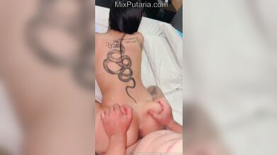 Metendo o pau na buceta da Jhenis KutKut de quatro