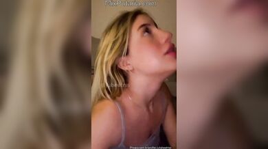 Loirinha mamando pau e dando a buceta rosa de quatro