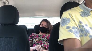 Casada se masturbando no banco de traz do carro da Uber