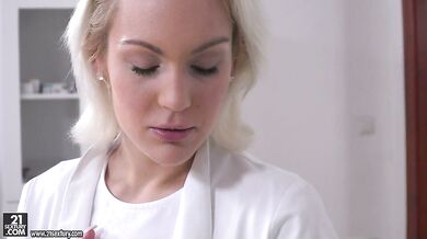 Medica sentando em dois pau Porno HD