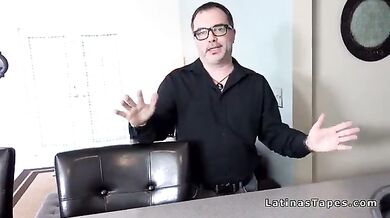 Transando com a filha da vizinha na cozinha