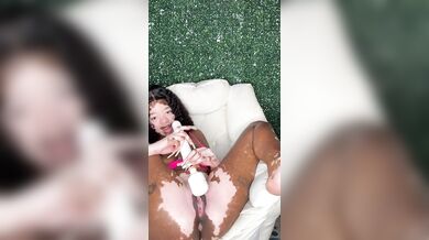 bucetinha diferente ninfeta safada usando console