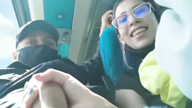 Boquete e foda com creampie no ônibus público video real hd