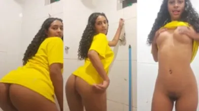 Moreninha sem calcinha rebolando na live