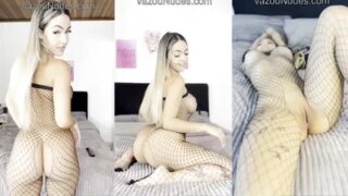 Loira Funkeira Dança nua e Toca Siririca