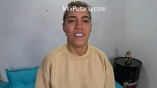 Boyceta dando a buceta e o cuzinho para TED