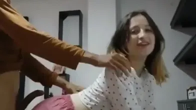 socando forte na buceta da prima gostosa na pia da cozinha