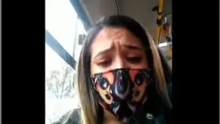 Loira brasileira tocando siririca dentro do ônibus publico