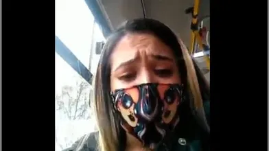 Loira brasileira tocando siririca dentro do ônibus publico