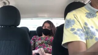 Casada se masturbando no banco de traz do carro da Uber