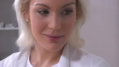 Medica sentando em dois pau Porno HD