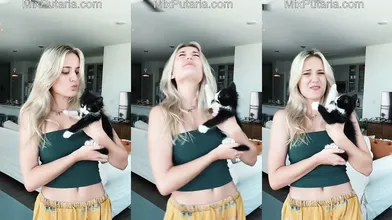 Loirinha do bucetão molhado caiu na net