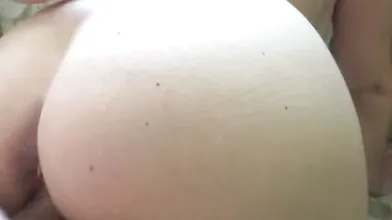 Comendo a tia do amigo escondido de quatro