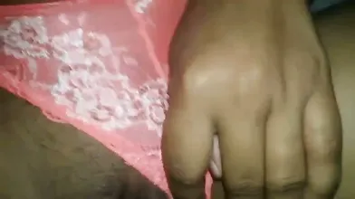 Mulher amadora colocando calcinha de ladinho para foder