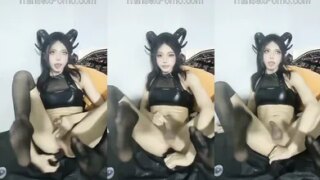 Trans Cosplay socando brinquedo no cuzinho