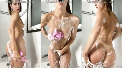 Vazou Miss Yenni Ensaboando o Corpo Nu