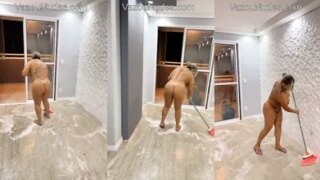 Marcinha Caminhoneira Lavando a Casa Pelada